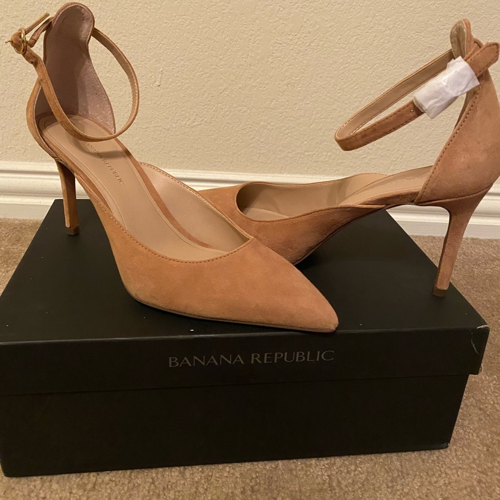 Banana Republic suede pumps- never worn
